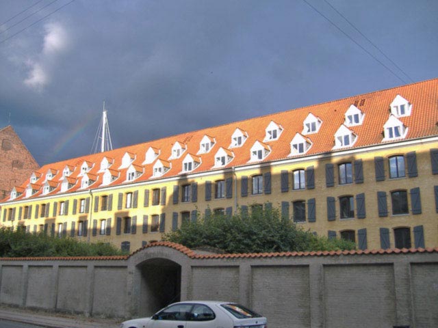 Irgendein Hafengebäude (Regenbogen!)